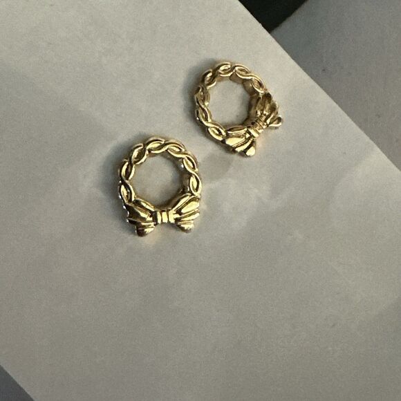 Vintage 1982 Avon Wreath Tiny Lightweight Gold Tone Christmas Pierced Earrings - Picture 1 of 7